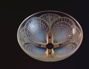 Coquilles, un vaso di vetro opalescente modellato con conchiglie sovrapposte di Lalique